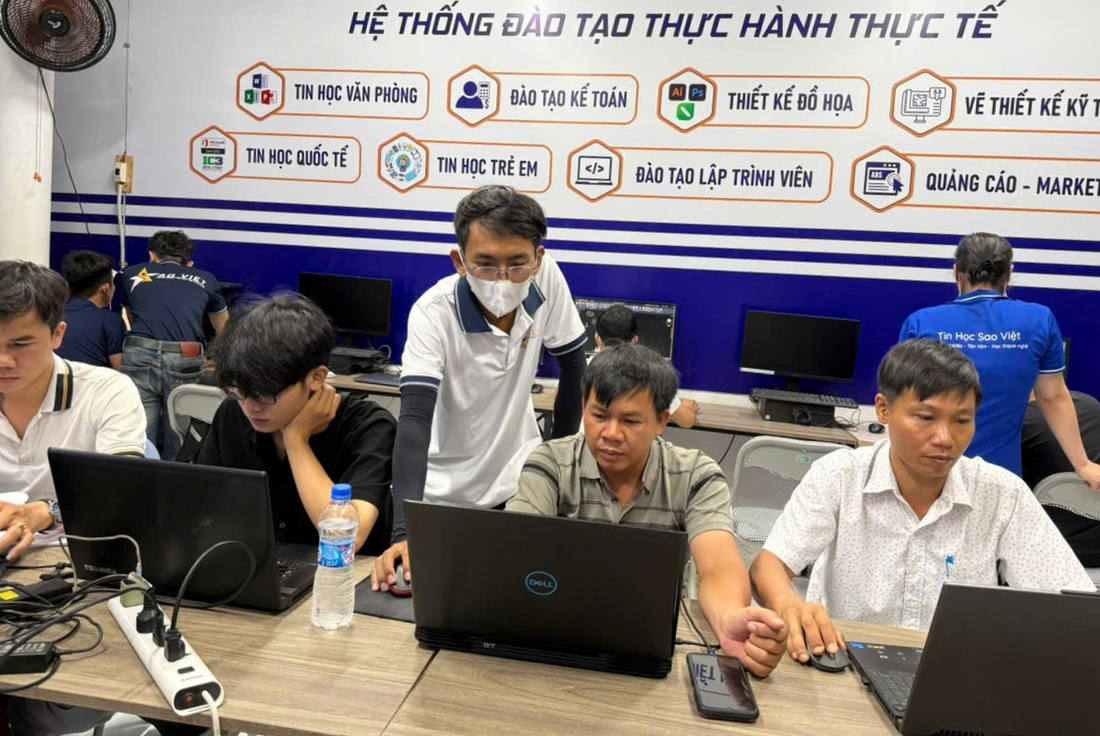 Học Viên Trong Khóa Học Chứng Chỉ AI Văn Phòng