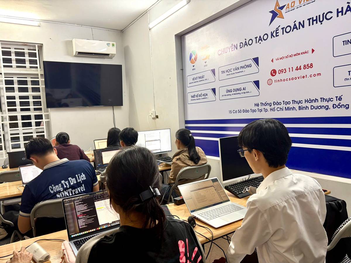 Môi trường làm việc của Giáo viên AI tại Tin học Sao Việt