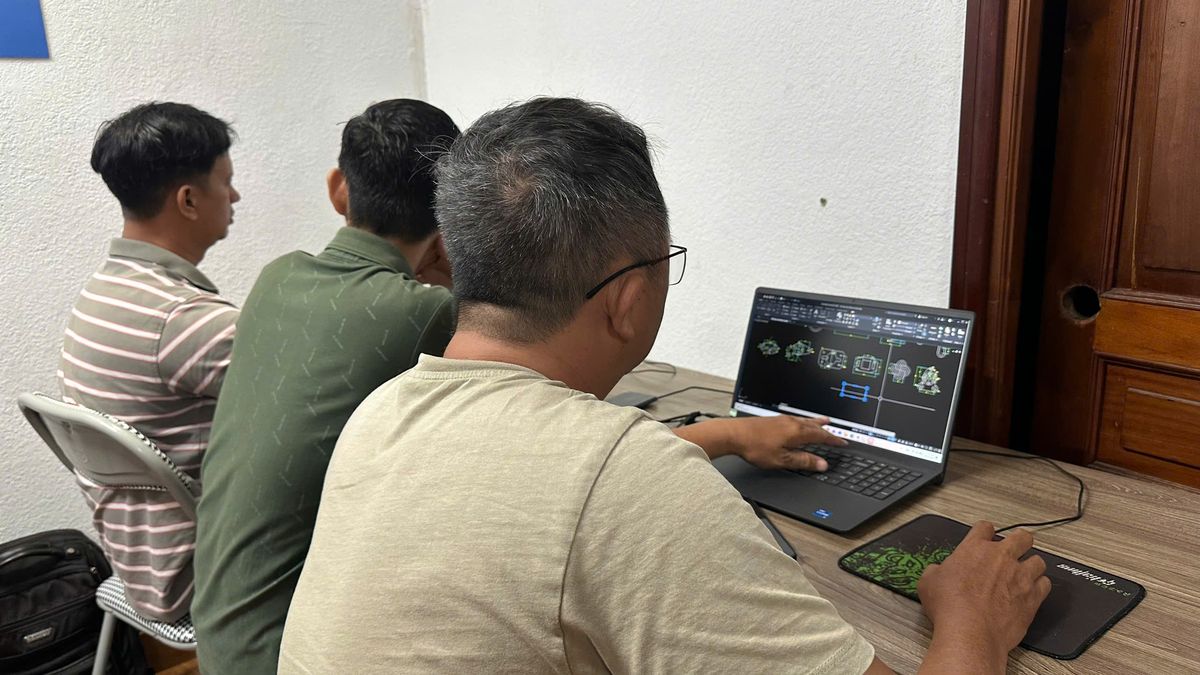 Giáo viên SolidWorks hướng dẫn lớp học thực tế